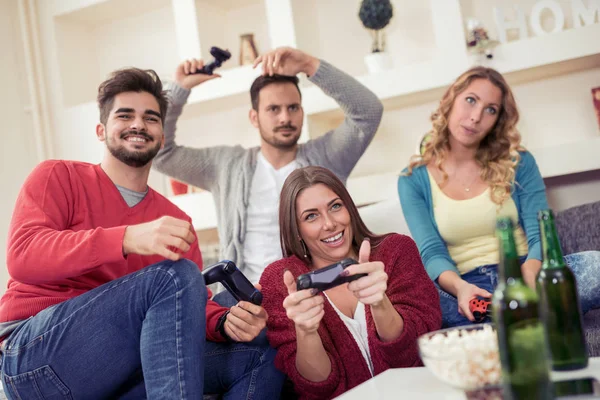 Parejas jóvenes jugando videojuego —  Fotos de Stock