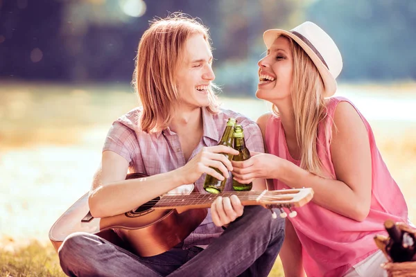 Niedliches junges Paar trinkt Bier — Stockfoto