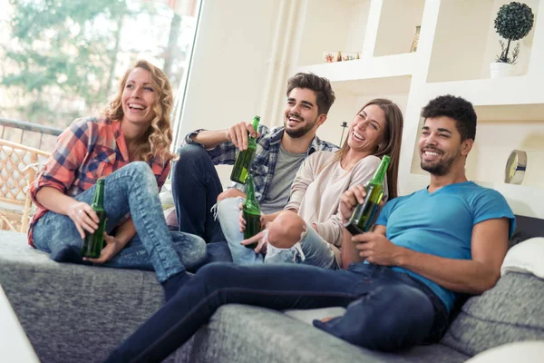 Amigos bebiendo cerveza en casa . — Foto de Stock