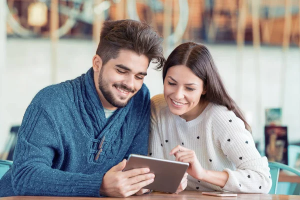 Pareja joven usando una tableta — Foto de Stock