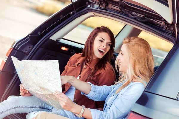 Mädchen mit Landkarte im Auto — Stockfoto