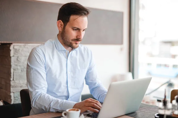 Geschäftsmann arbeitet im Café — Stockfoto