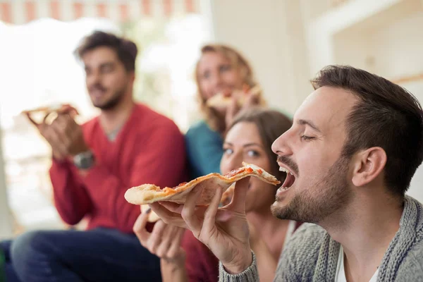 Boldog meg pizzát eszik — Stock Fotó