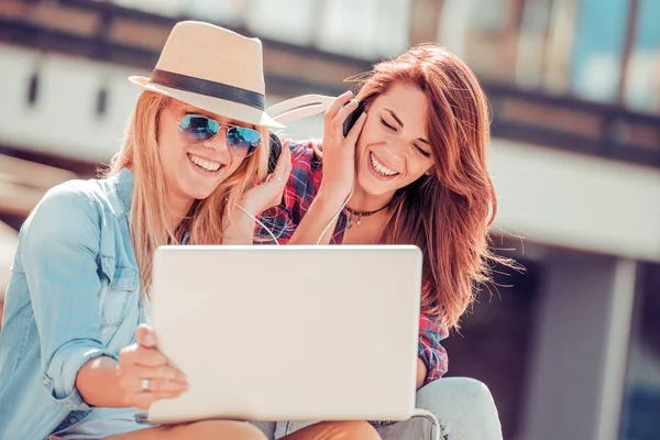 Flickor n staden och lyssna på musik. — Stockfoto