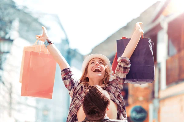 Heureux couple shopping ensemble — Photo