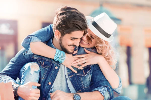 Pareja enamorada en la ciudad — Foto de Stock