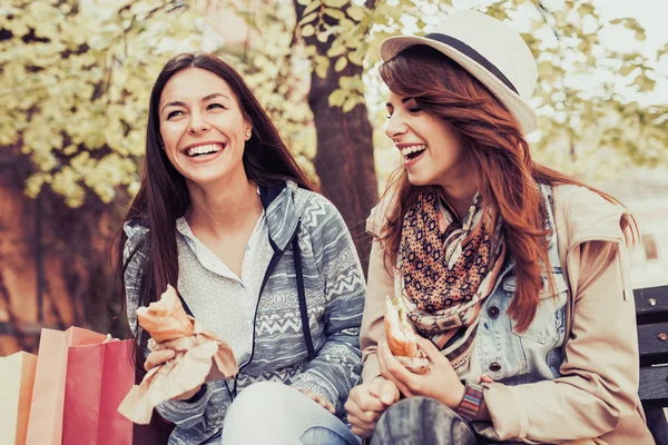 Mejores amigos relajarse después de ir de compras —  Fotos de Stock