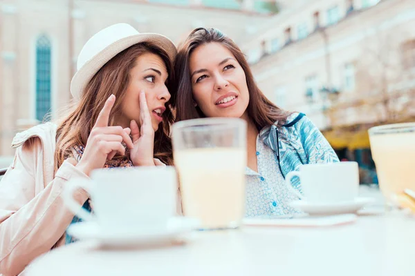 Vriendinnen met koffie in Cafe — Stockfoto