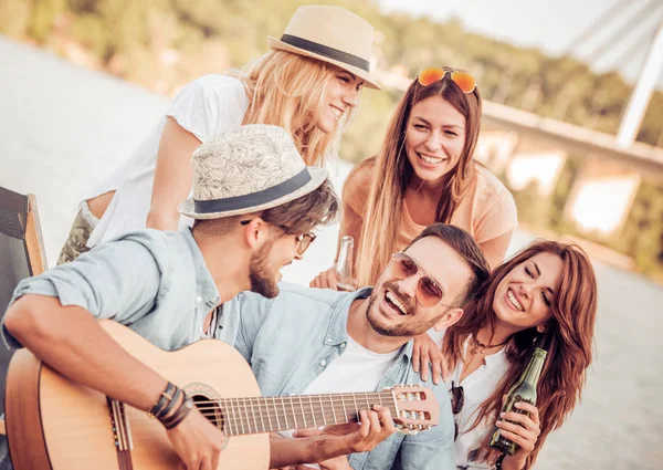 Bir grup arkadaş sahilde eğleniyor.