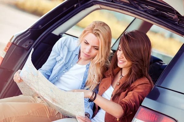 Дівчата з картою в машині — стокове фото