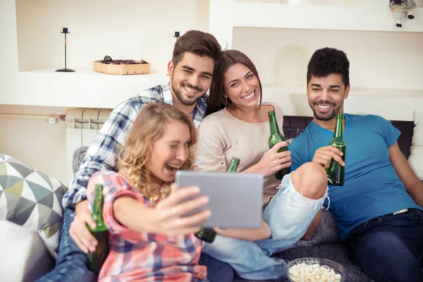 Φίλοι λαμβάνοντας μια selfie σε ένα δισκίο — Φωτογραφία Αρχείου