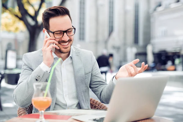 Uomo d'affari che lavora nel caffè — Foto Stock