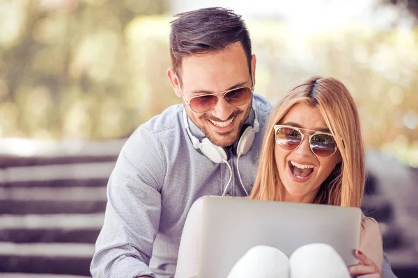 Paar benutzt gemeinsam einen Laptop — Stockfoto