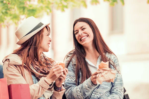 Mejores amigos comiendo sándwich — Foto de Stock