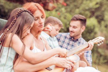 Mutlu aile gitar çalmak