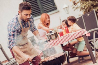 Mutlu bir aile barbekü yapıyor