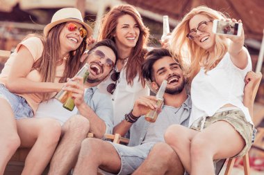 Bira içen arkadaşlar