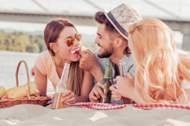  Arkadaşlar eğleniyor.