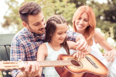 Anne, baba ve kız açık havada