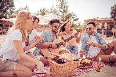 plajda eğlenmek arkadaşlar