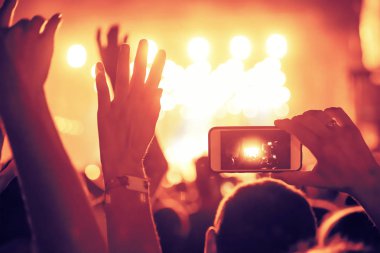 konser kalabalık ellere