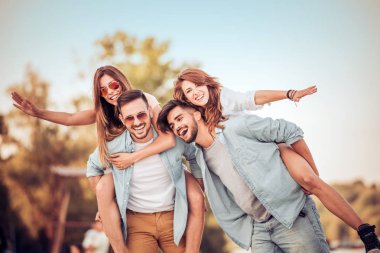 genç arkadaş eğlenmek