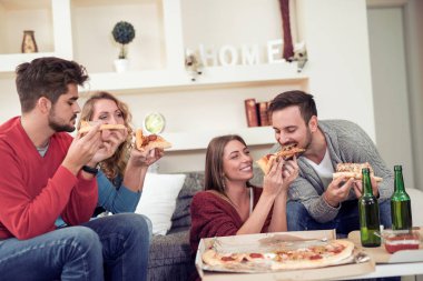 Pizza Yiyen Arkadaşlar