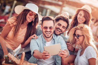 Arkadaşlar plajda dinleniyor.