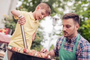 Baba ve oğul Barbekü hazırlanıyor