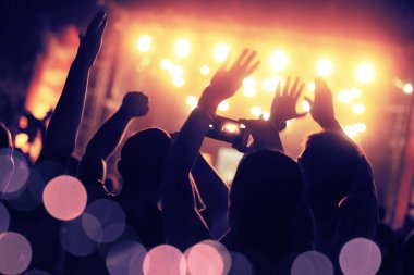 konser kalabalık ellere