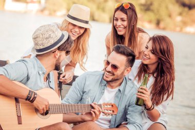 Sahilde gitar çalmak arkadaşlar