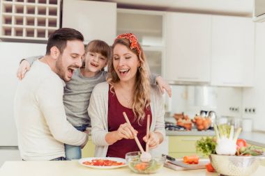 Mutfak masasında mutlu aile