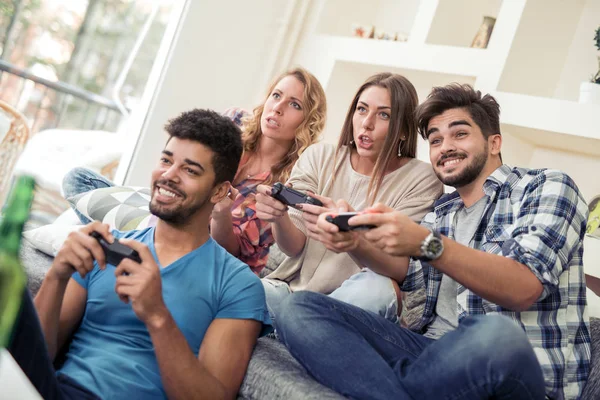 Amici che giocano ai videogiochi — Foto Stock