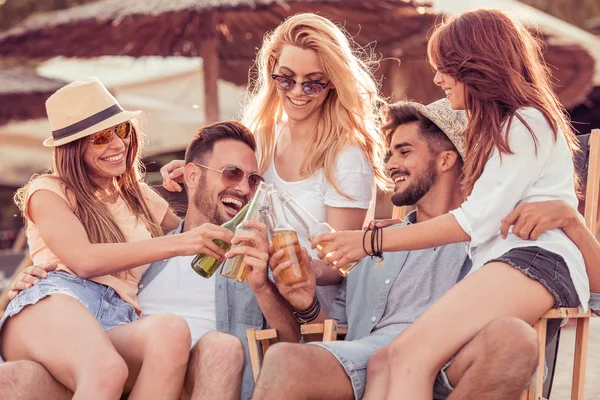 Amigos bebiendo cerveza — Foto de Stock