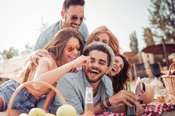 Friends resting on beach — Stock Photo, Image