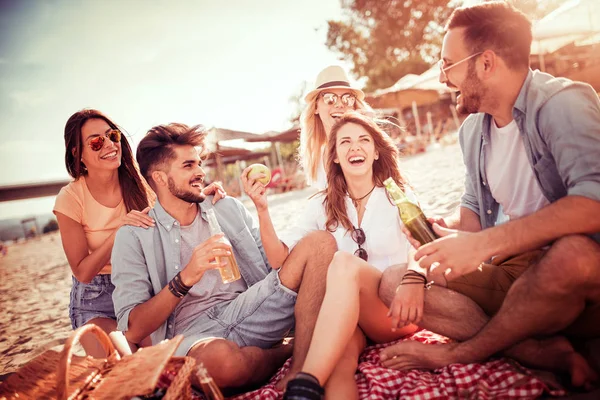 Bira içen arkadaşlar