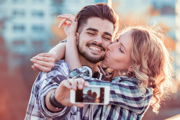 Casal tirando selfie — Fotografia de Stock