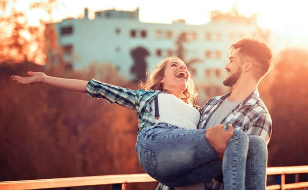 Pareja divirtiéndose al aire libre — Foto de Stock