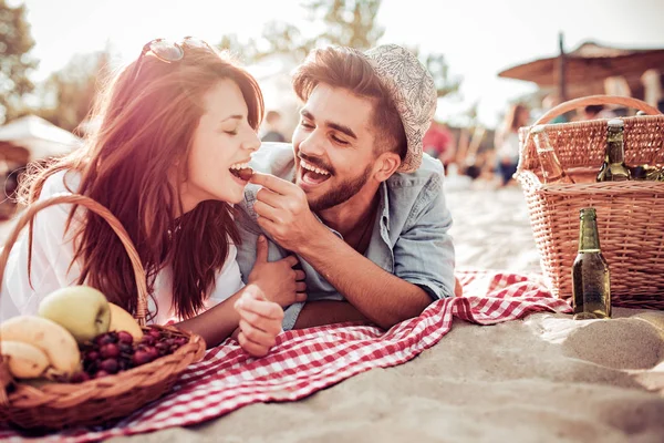 Pareja enamorada acostada en la playa — Foto de Stock