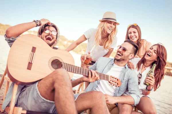 plajda eğlenmek arkadaşlar