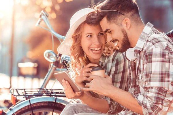 Casal com bicicleta se divertindo ao ar livre — Fotografia de Stock