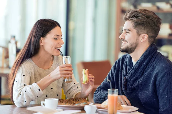 Couple prenant le petit déjeuner — Photo