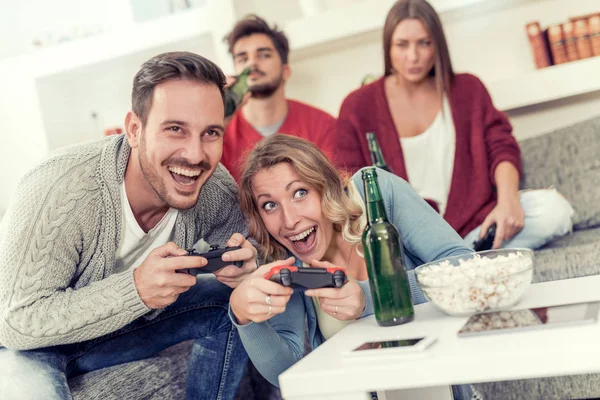 Amici che giocano insieme ai videogiochi. — Foto Stock