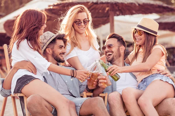 Amigos bebiendo cerveza — Foto de Stock