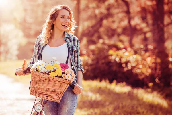 Vrouw rijden fiets — Stockfoto