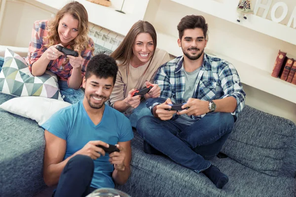 비디오 게임을 하는 친구들 — 스톡 사진