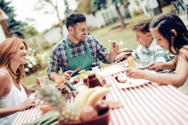 Family eating lunch in garden — Stock Photo, Image