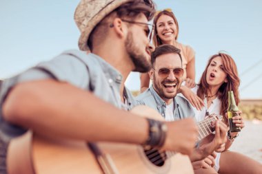 Arkadaş grubu kaygısız hafta sonu