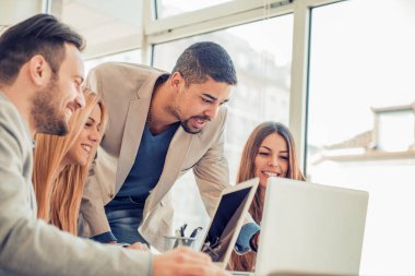 Modern ofisteki iş adamları