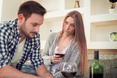 Evde romantik bir çift.